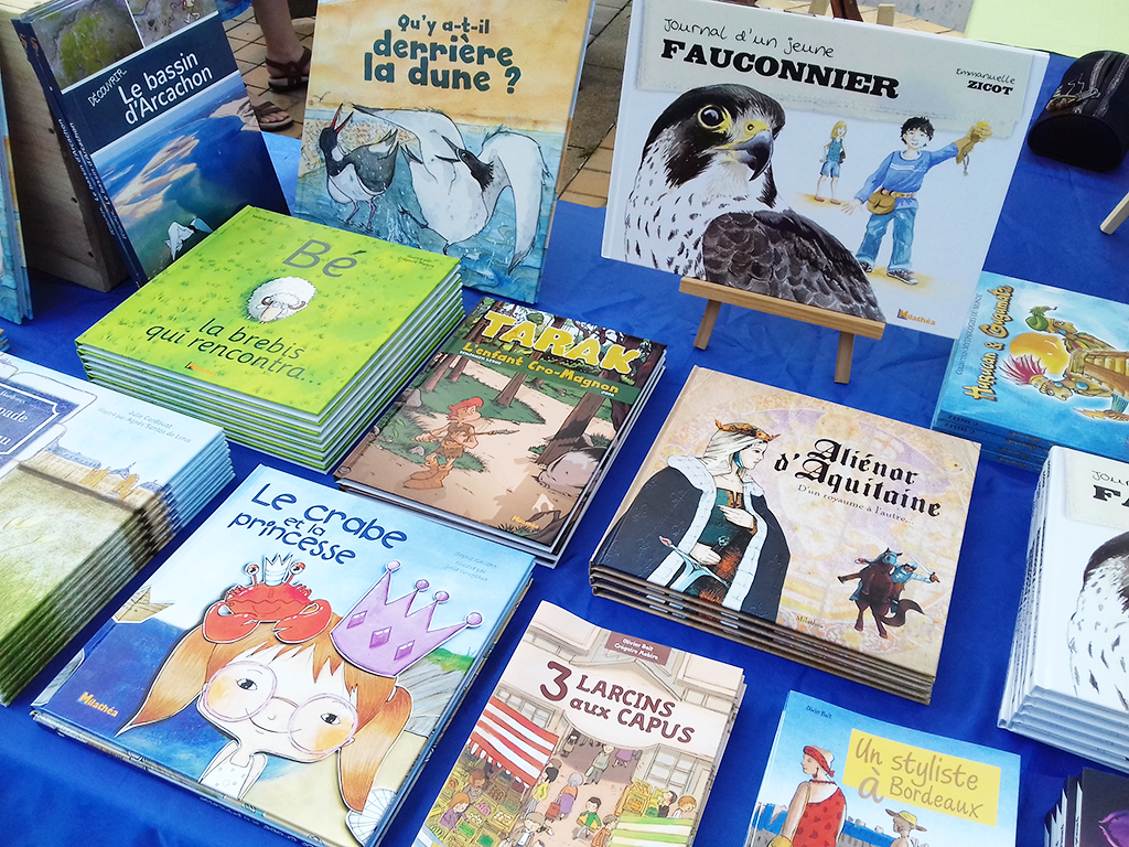 Nos livres sur une table lors d'un salon du livre