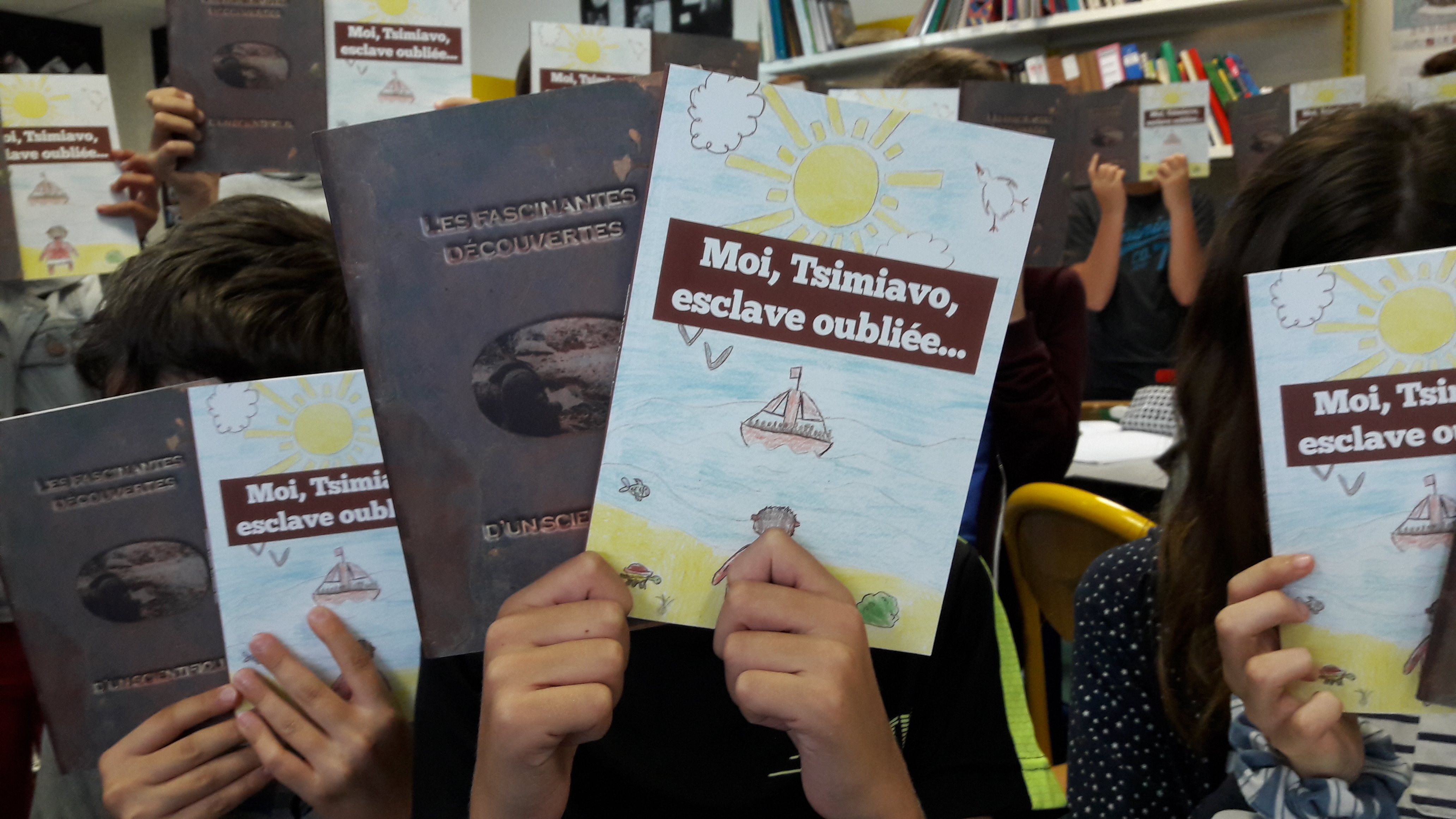 Les élèves tiennent le livre dans leurs mains