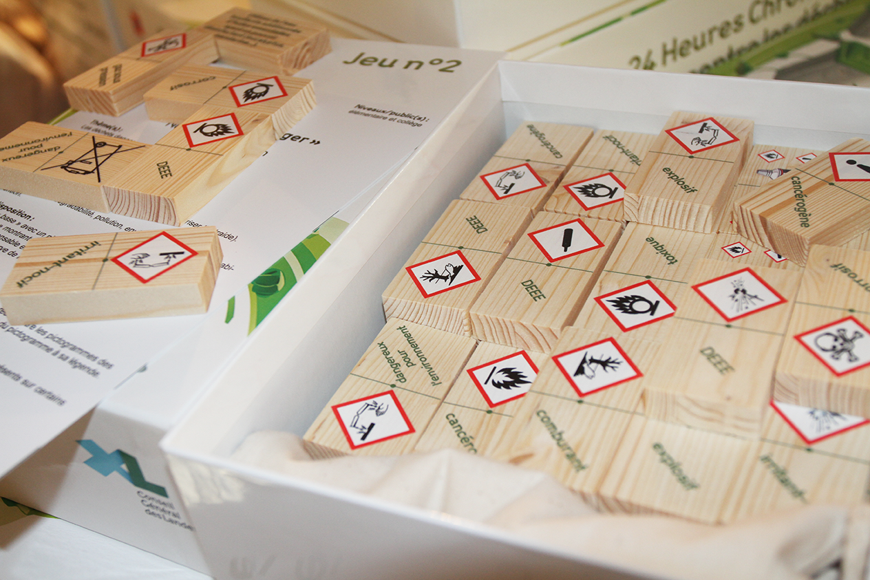 Dominos en bois imprimés en quadrichromie pour un jeu sur le tri des déchets