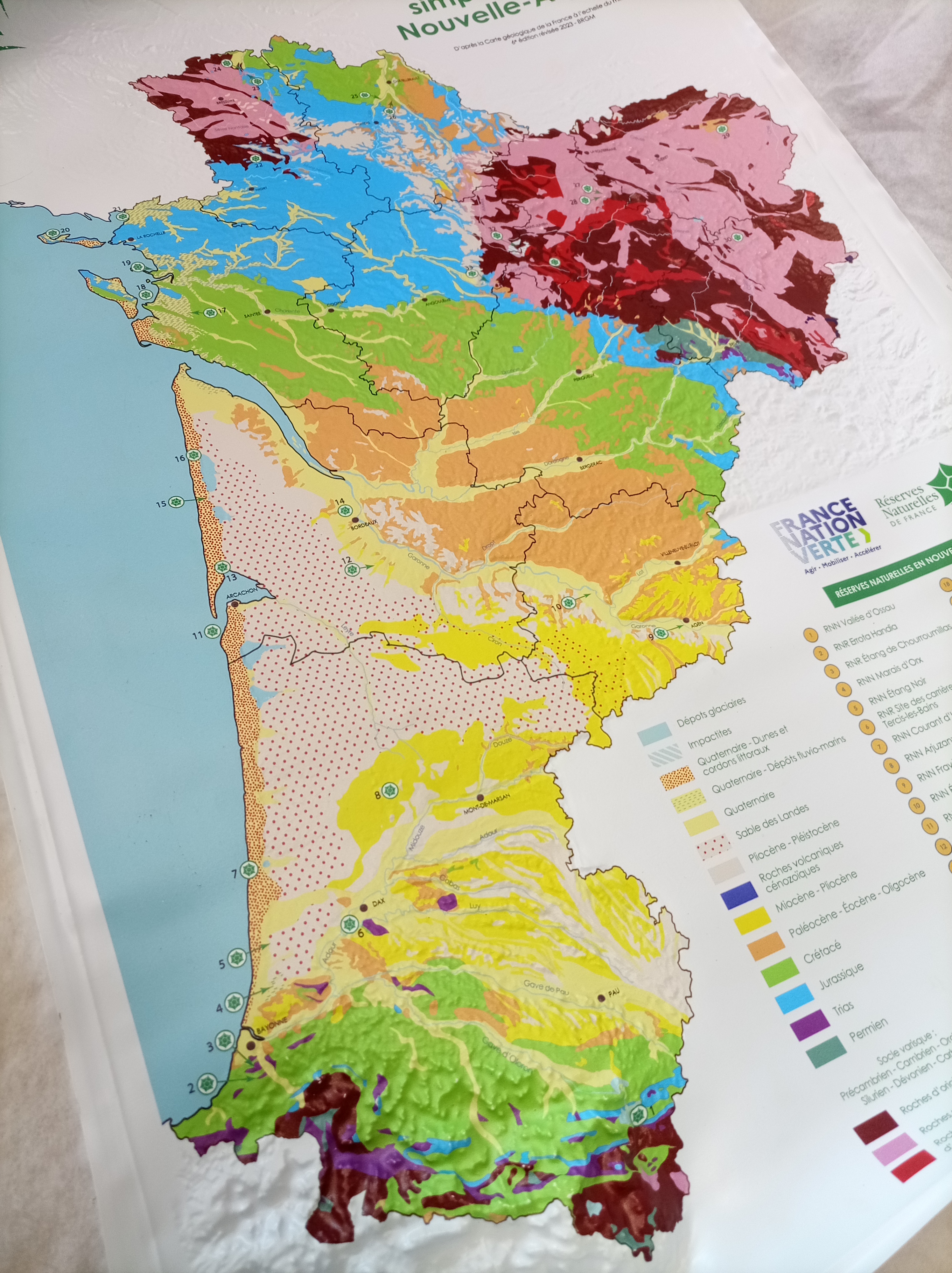 Détail de la carte géologique simplifiée en relief