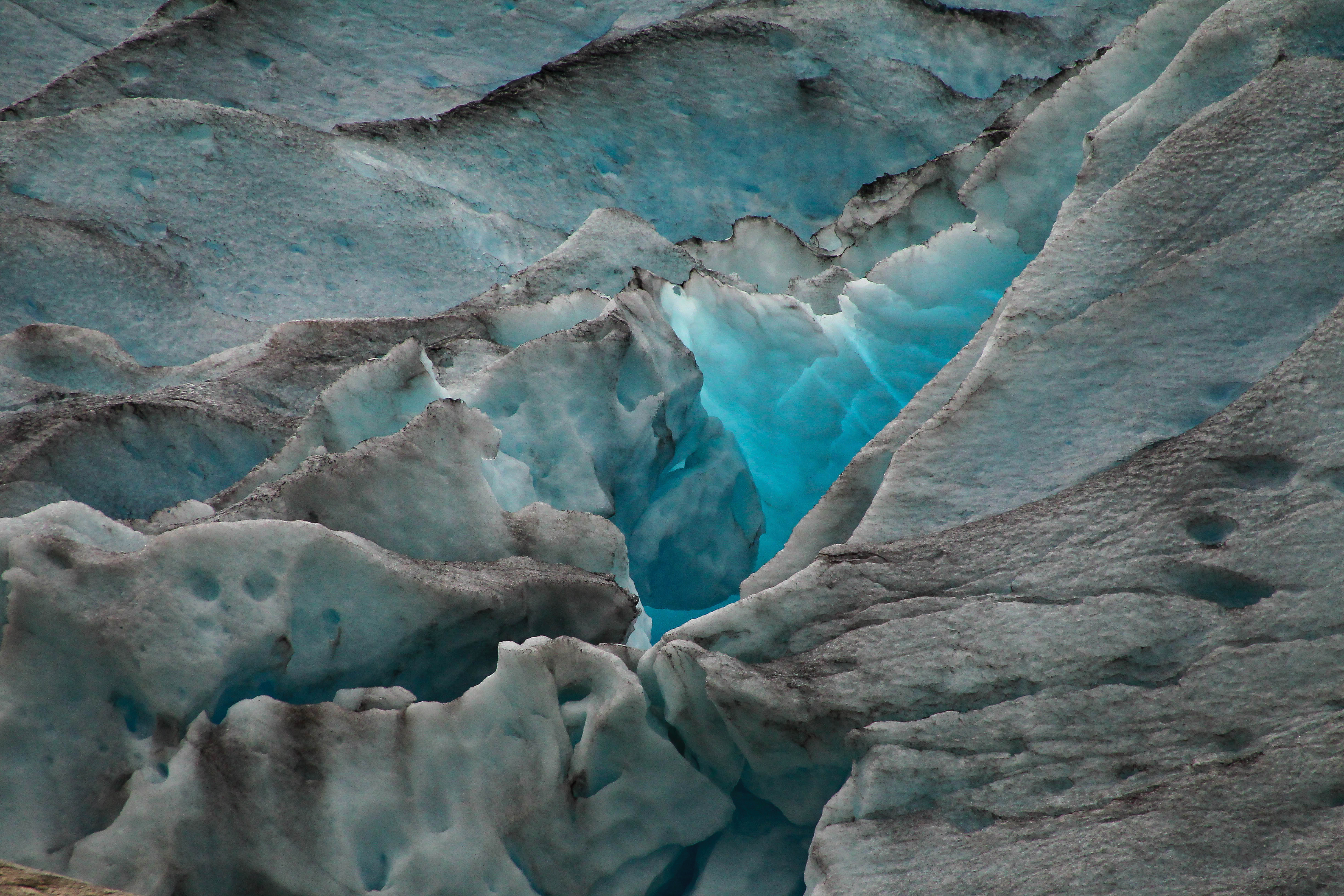 Détails de couleurs et de textures dans un glacier